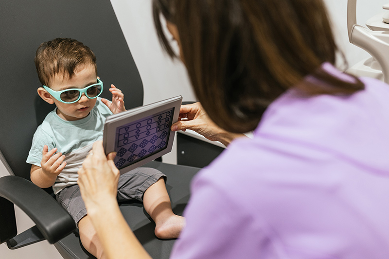 A child visiting an ophthalmologist